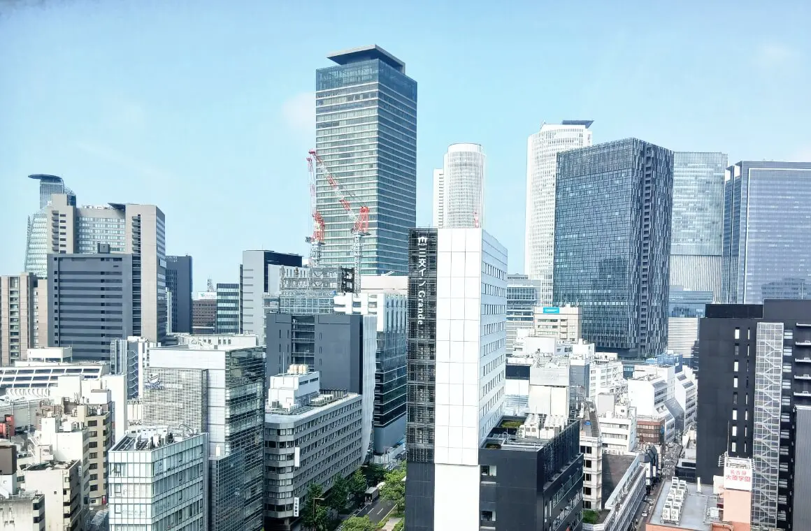 高層ビルが立ち並ぶ都市中心部の昼間の景色