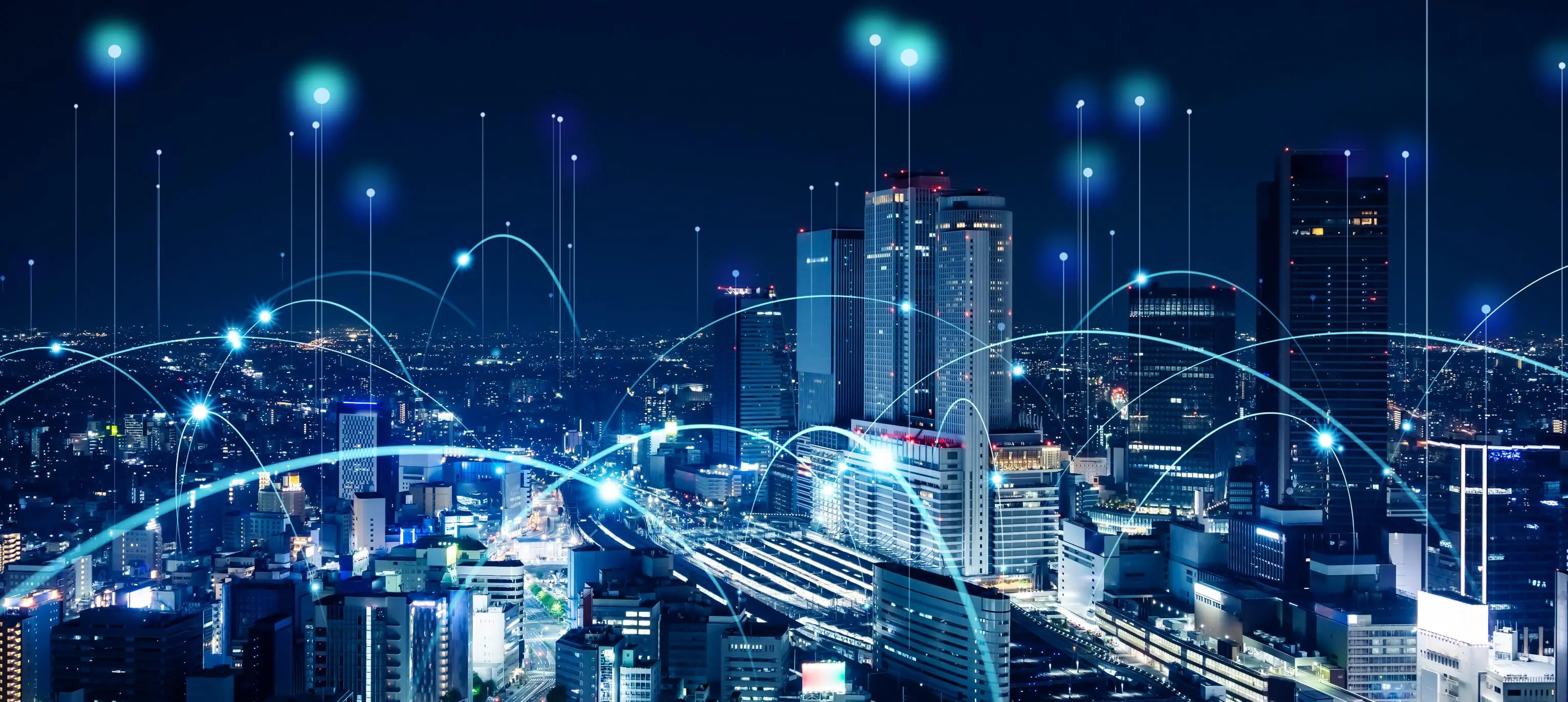 現代の都市におけるIoTや5G通信の概念を可視化した未来的な風景